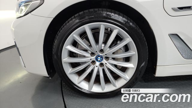 BMW 5-Series G30 530e Luxury - фото 4