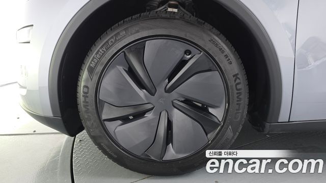 Tesla Model Y Long Range AWD - фото 3