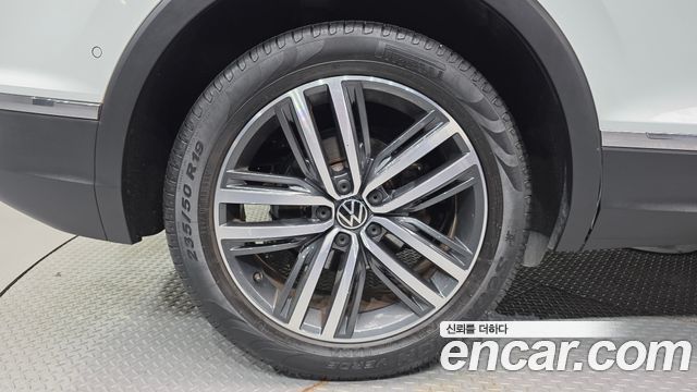 Volkswagen Tiguan 2-го поколения 2.0 TDI Prestige - фото 4