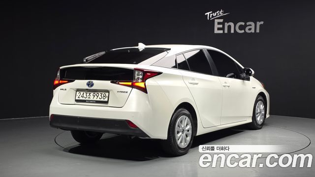 Toyota Prius 4-го поколения 1.8 - фото 1