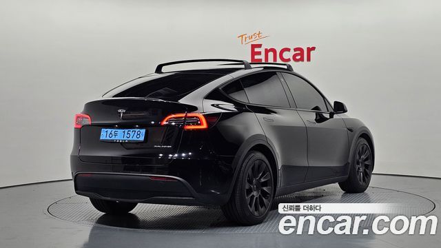 Tesla Model Y Long Range AWD - фото 0