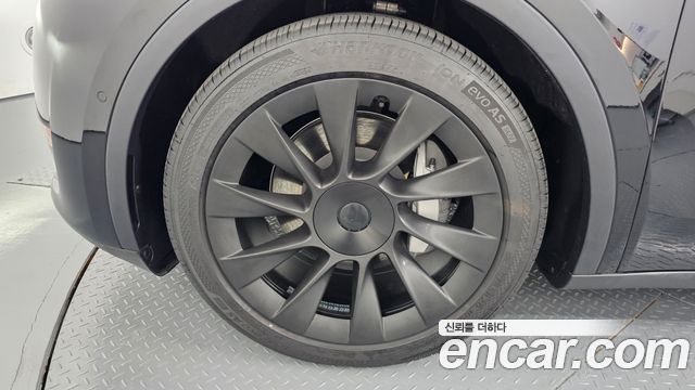 Tesla Model Y Long Range AWD - фото 3