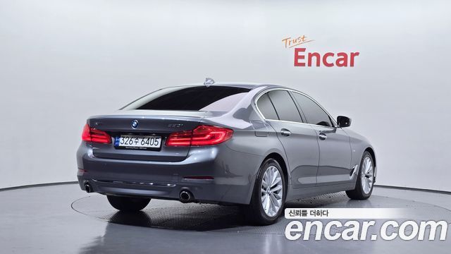 BMW 5-Series G30 530i xDrive Luxury Plus - фото 1