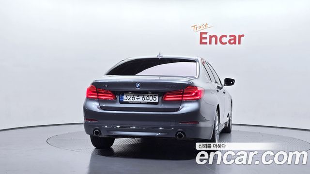 BMW 5-Series G30 530i xDrive Luxury Plus - фото 3