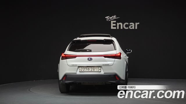 Lexus UX 2.0 2WD - фото 3