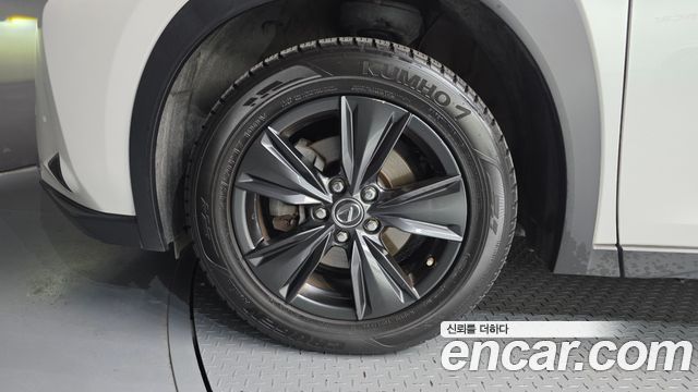 Lexus UX 2.0 2WD - фото 4