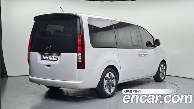 Hyundai Staria Tourer 11-Seater Modern - фото 1