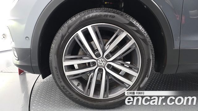 Volkswagen Tiguan 2.0 TDI Prestige - фото 4