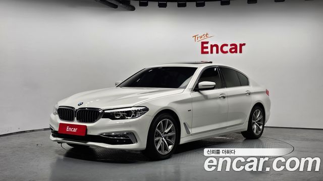 BMW 5-Series G30 520i Luxury - фото 0