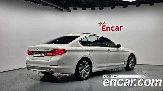 BMW 5-Series G30 520i Luxury - фото 1