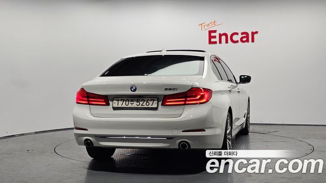 BMW 5-Series G30 520i Luxury - фото 3