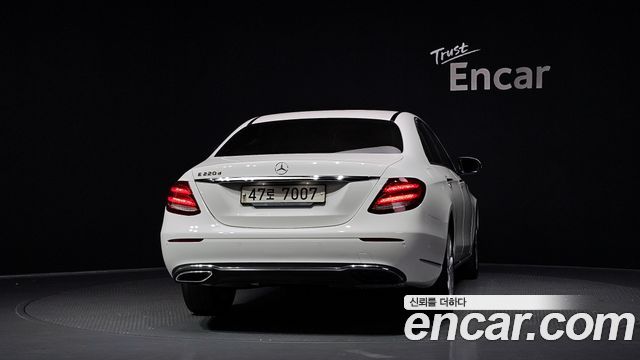 Mercedes-Benz E-Class W213 E220d Exclusive - фото 3