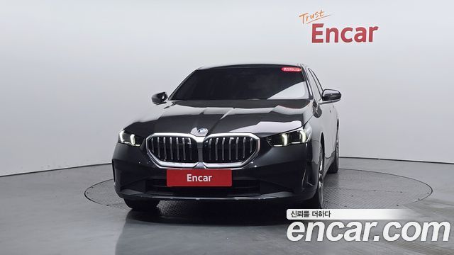 BMW 5-Series G60 520i - фото 1