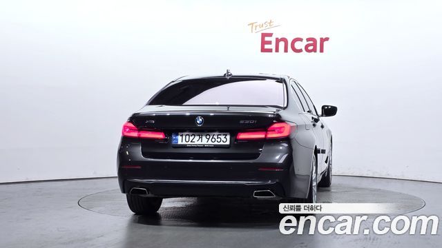 BMW 5-Series G30 530i xDrive Luxury - фото 3