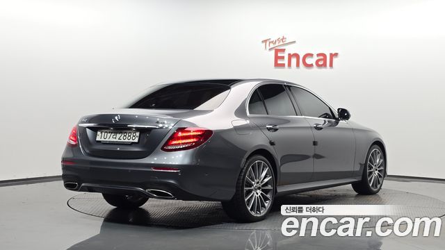 Mercedes-Benz E-Class W213 E350 4MATIC AMG Line - фото 1