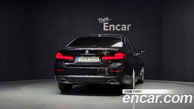 BMW 5-Series G30 520i Luxury - фото 3