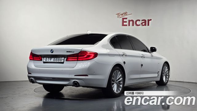 BMW 5-Series G30 520d Luxury Special Edition - фото 1