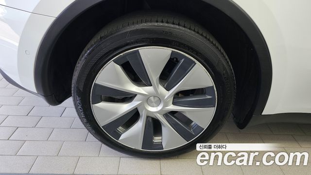 Tesla Model Y Long Range AWD - фото 4