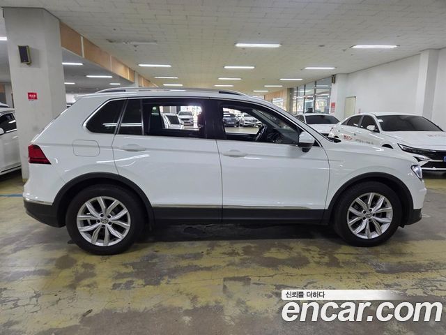 Volkswagen Tiguan 2-го поколения 2.0 TDI Premium - фото 4