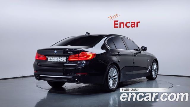 BMW 5-Series G30 530i Luxury Plus - фото 1