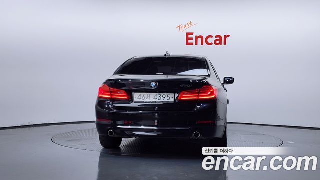 BMW 5-Series G30 530i Luxury Plus - фото 3