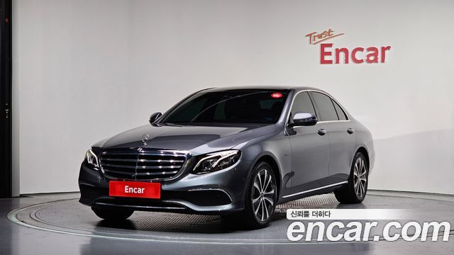 Mercedes-Benz E-Class W213 E300e Exclusive - фото 0