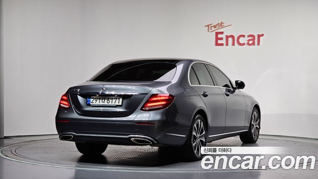 Mercedes-Benz E-Class W213 E300e Exclusive - фото 1