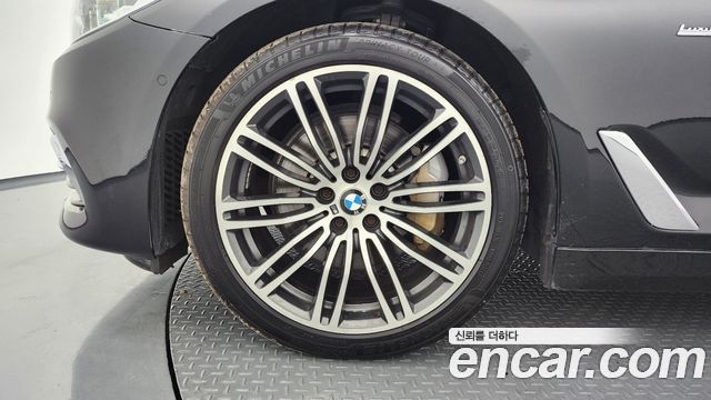BMW 5-Series G30 530i Luxury Plus - фото 4