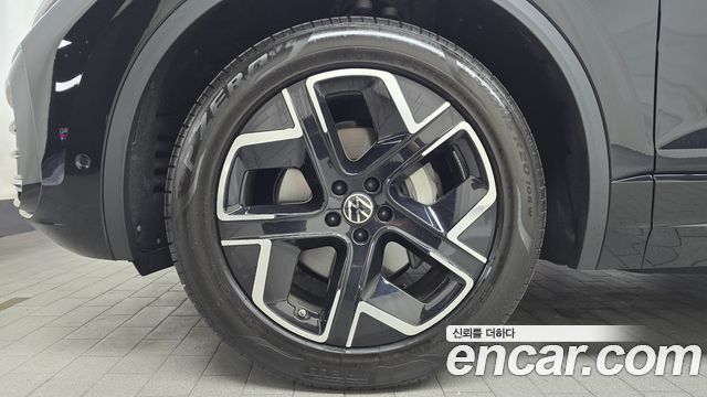 Volkswagen Touareg 3-го поколения 3.0 TDI Prestige - фото 4