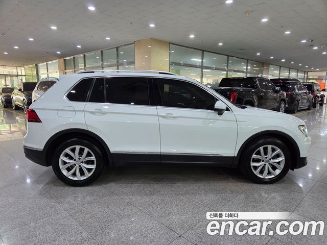 Volkswagen Tiguan 2-го поколения 2.0 TDI Premium - фото 4