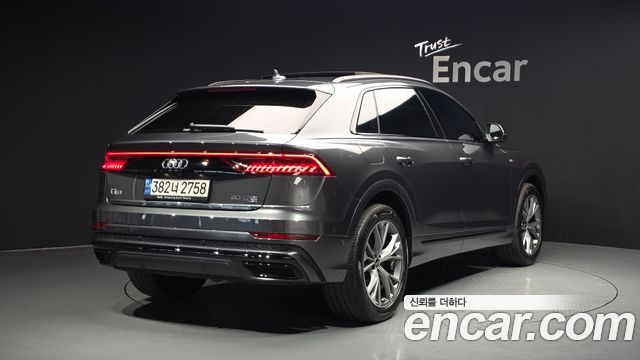 Audi Q8 55 TFSI Quattro Premium - фото 1