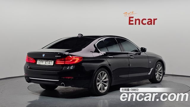 BMW 5-Series G30 520i Luxury - фото 1
