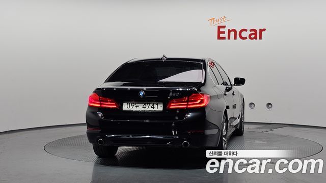 BMW 5-Series G30 520i Luxury - фото 3