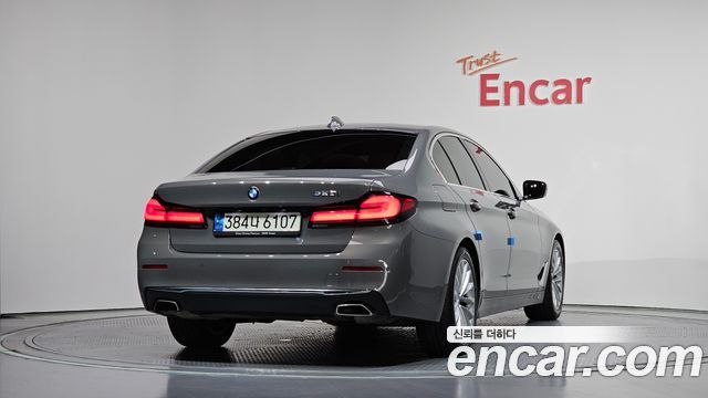 BMW 5-Series G30 520i Luxury - фото 1