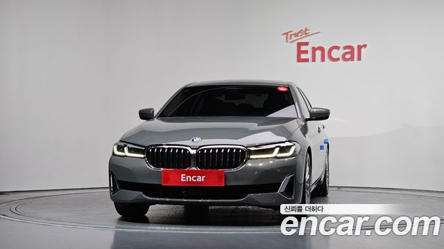 BMW 5-Series G30 520i Luxury - фото 2