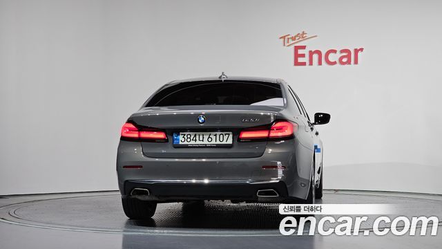 BMW 5-Series G30 520i Luxury - фото 3