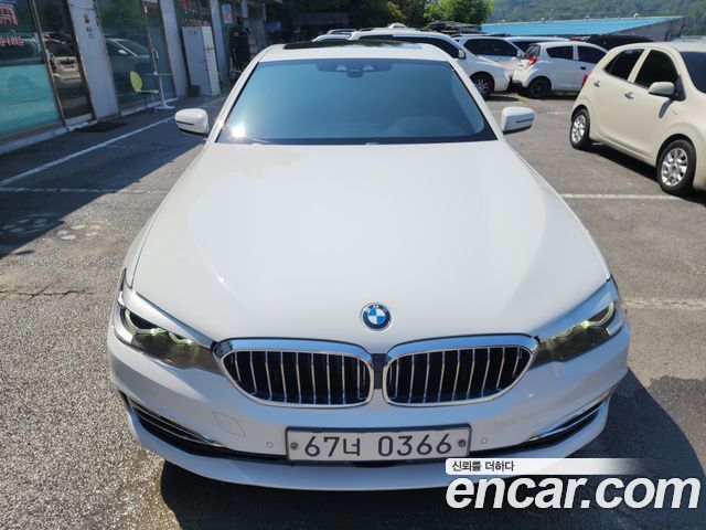 BMW 5-Series G30 520i Luxury - фото 1