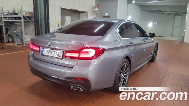 BMW 5-Series G30 520i M Sport - фото 1