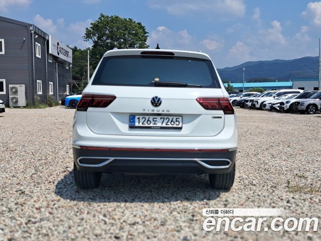 Volkswagen Tiguan 2-го поколения 2.0 TDI Prestige - фото 1