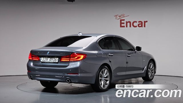 BMW 5-Series G30 520i Luxury - фото 0