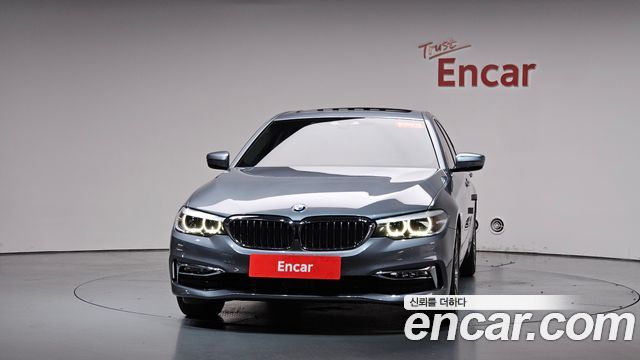 BMW 5-Series G30 520i Luxury - фото 1