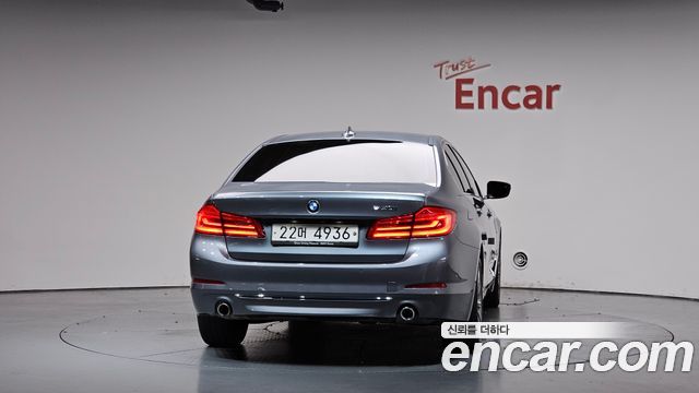 BMW 5-Series G30 520i Luxury - фото 2