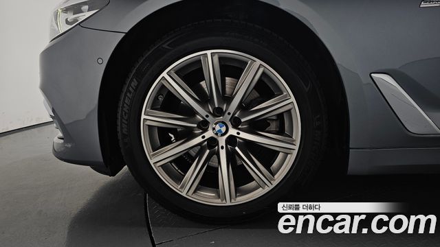 BMW 5-Series G30 520i Luxury - фото 3
