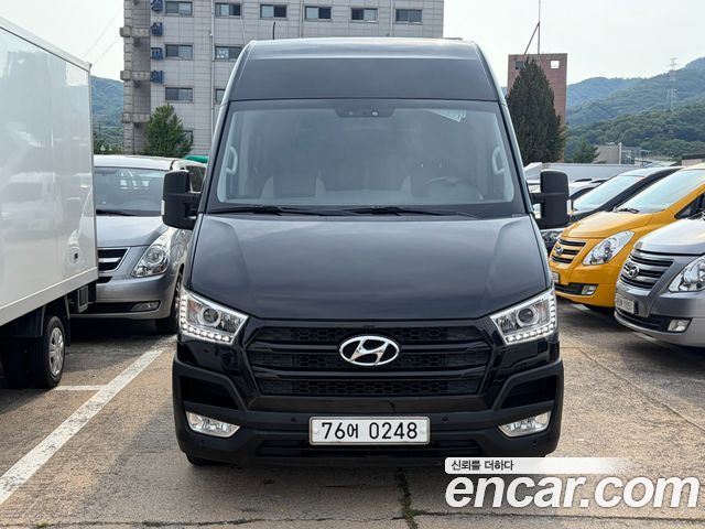 Hyundai Solati 14-seater Luxury - фото 1