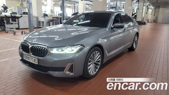 BMW 5-Series G30 520i Luxury - фото 0
