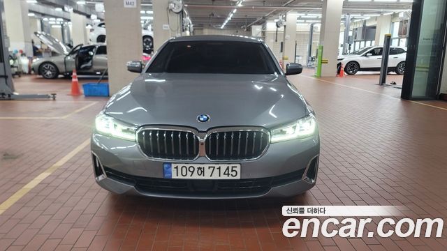 BMW 5-Series G30 520i Luxury - фото 2
