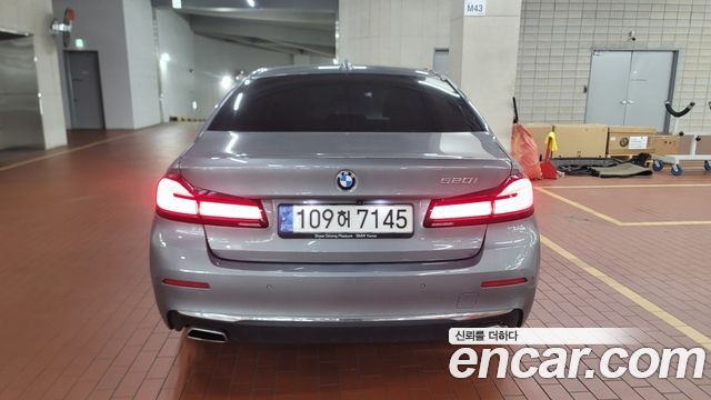 BMW 5-Series G30 520i Luxury - фото 3
