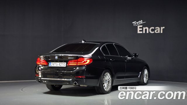 BMW 5-Series G30 520i Luxury - фото 1