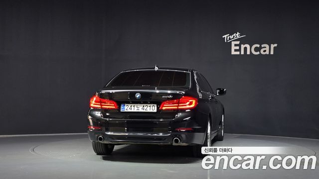 BMW 5-Series G30 520i Luxury - фото 3