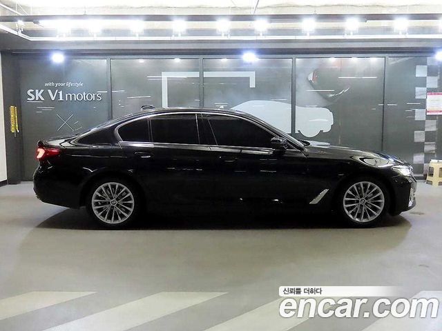BMW 5-Series G30 520i Luxury - фото 2